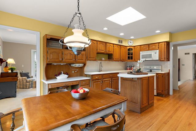 1107 W Francis Drive, Arlington Heights, IL 60005