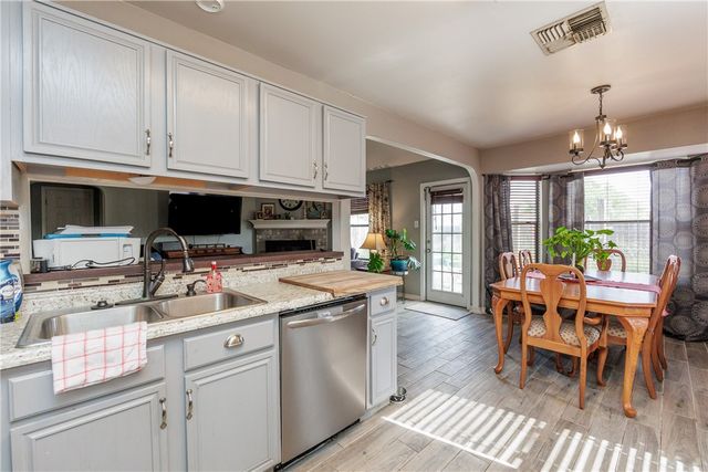 706 Saint Bernadine Dr, Corpus Christi, TX 78418