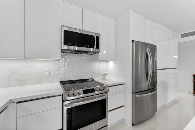 725 Hummingbird Way 103, North Palm Beach, FL 33408