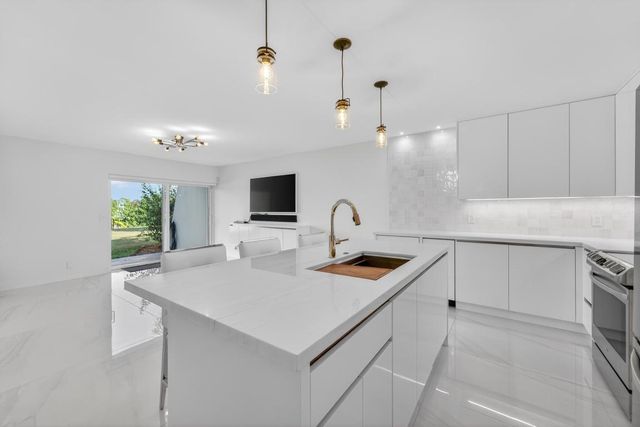 725 Hummingbird Way 103, North Palm Beach, FL 33408