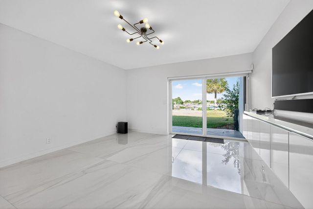 725 Hummingbird Way 103, North Palm Beach, FL 33408