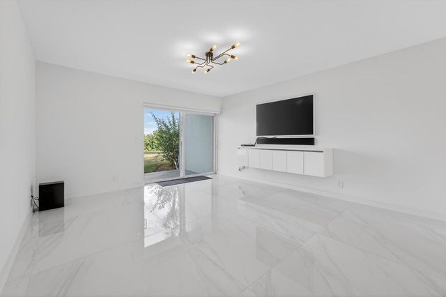 725 Hummingbird Way 103, North Palm Beach, FL 33408