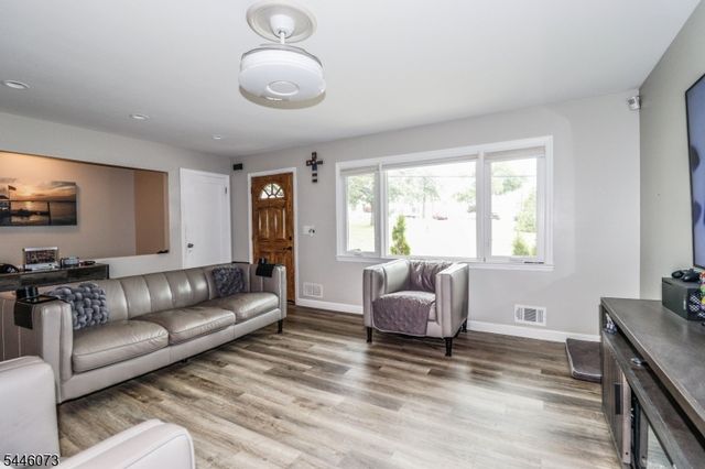 31 Woodview Ave, Woodbridge Twp., NJ 08863