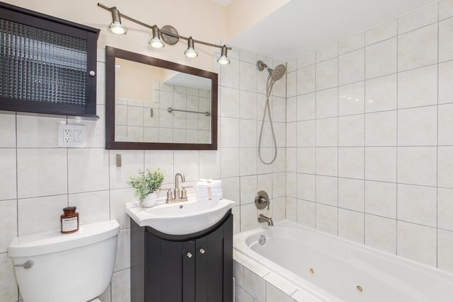 6121 W Higgins Avenue C2, Chicago, IL 60630