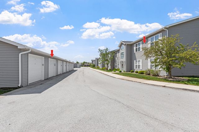8220 Lincoln Circle B, Merrillville, IN 46410