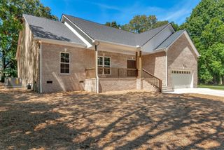 694 Cotton Ln, Leoma, TN 38468