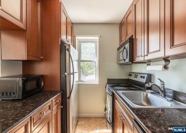 10 Palisade Avenue 2C, Cliffside Park, NJ 07010