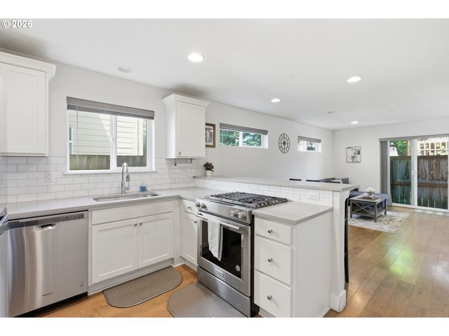 10045 Se CLINTON St, Portland, OR 97266