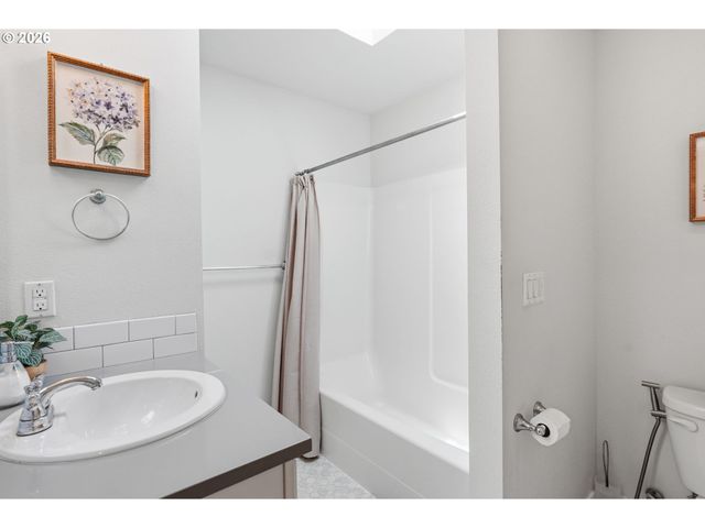 10045 Se CLINTON St, Portland, OR 97266