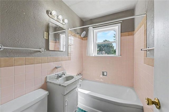 9517 Summit Street, Lenexa, KS 66215