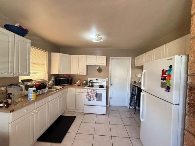 628 NW 3rd Ct, Hallandale Beach, FL 33009