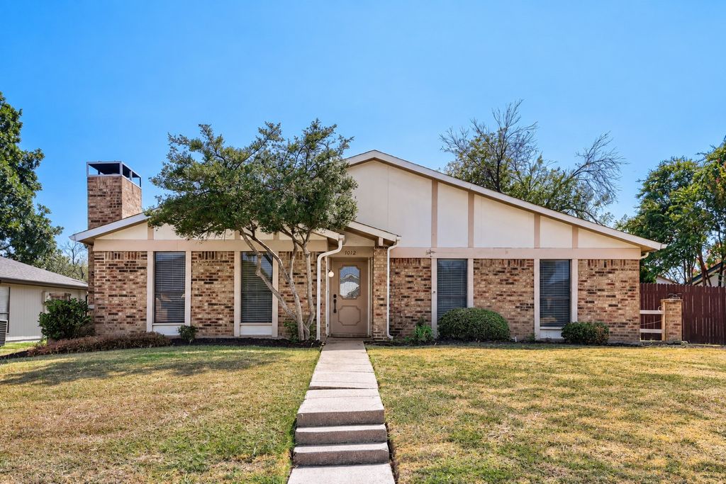 1012 Bellflower Drive, Carrollton, TX 75007 — exterior