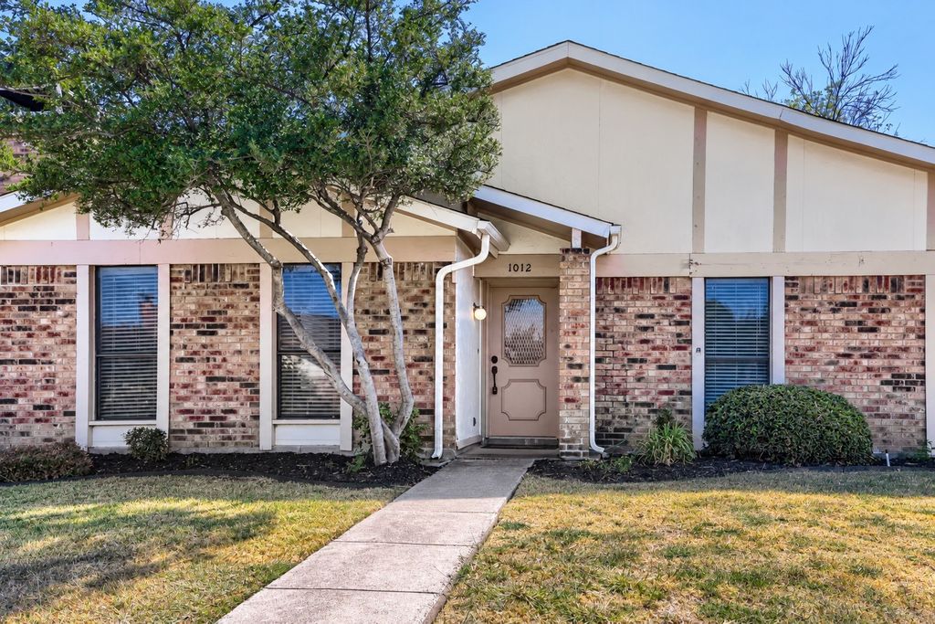 1012 Bellflower Drive, Carrollton, TX 75007 — photo 2