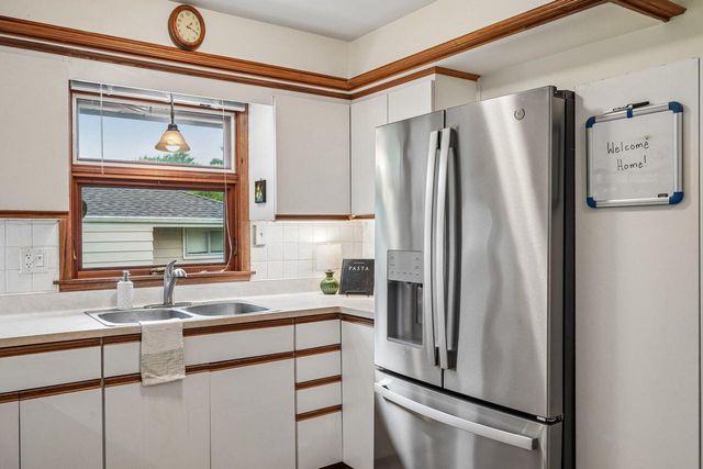 W151N8313 Thomas DRIVE, Menomonee Falls, WI 53051