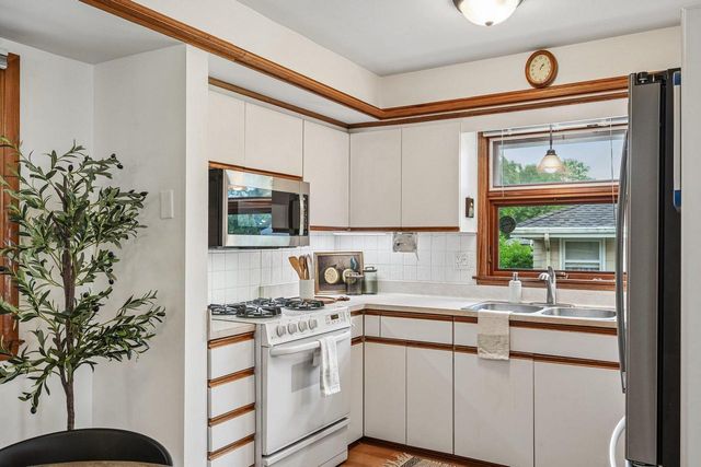 W151N8313 Thomas DRIVE, Menomonee Falls, WI 53051