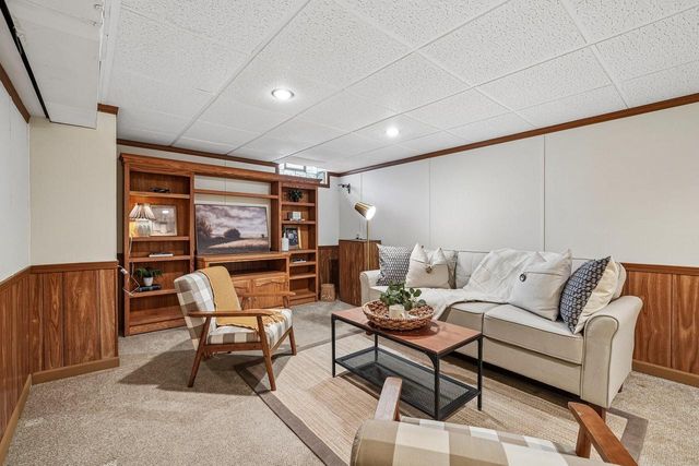 W151N8313 Thomas DRIVE, Menomonee Falls, WI 53051