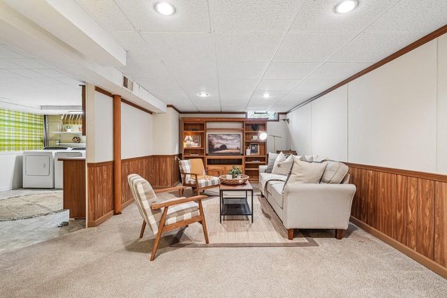 W151N8313 Thomas DRIVE, Menomonee Falls, WI 53051