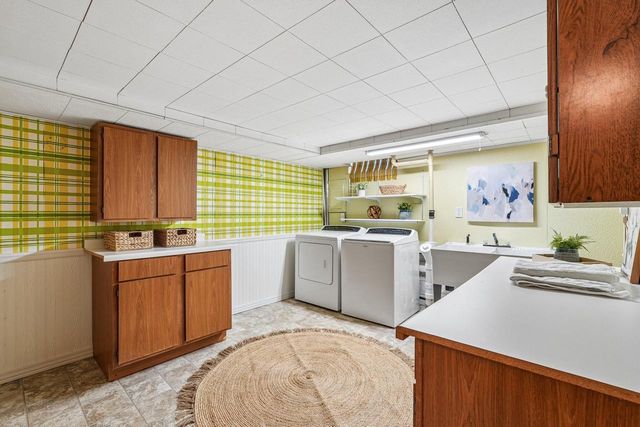 W151N8313 Thomas DRIVE, Menomonee Falls, WI 53051