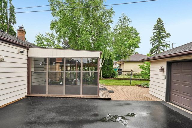 W151N8313 Thomas DRIVE, Menomonee Falls, WI 53051