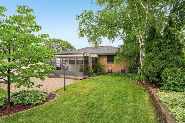 W151N8313 Thomas DRIVE, Menomonee Falls, WI 53051