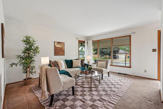 W151N8313 Thomas DRIVE, Menomonee Falls, WI 53051