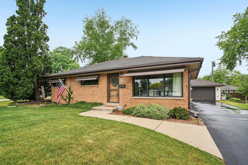 W151N8313 Thomas DRIVE, Menomonee Falls, WI 53051