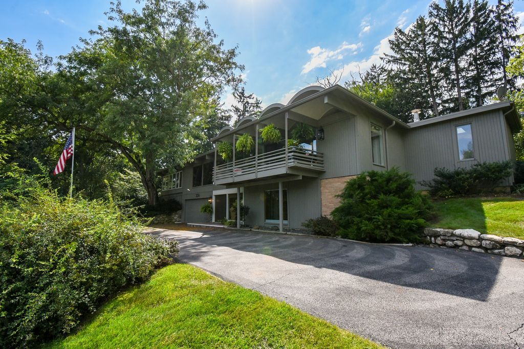 226 Beachview Lane, North Barrington, IL 60010