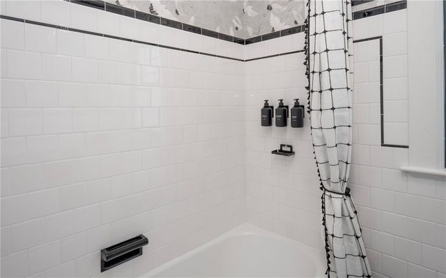 26 Vernon Avenue, Newport, RI 02840