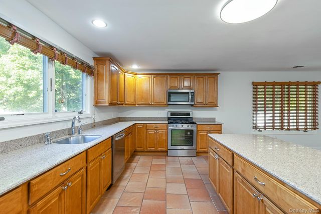 37 W Woodside Avenue, Patchogue, NY 11772