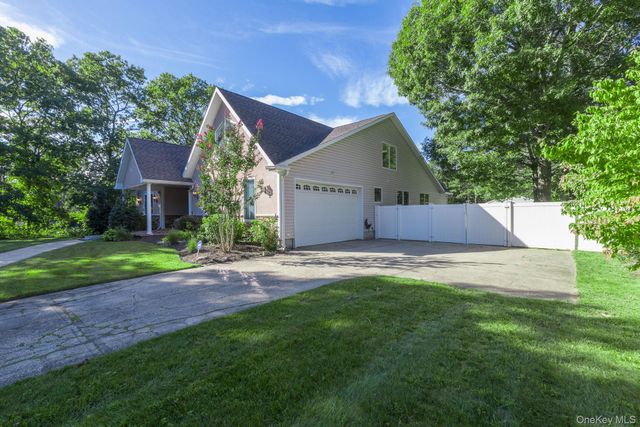 37 W Woodside Avenue, Patchogue, NY 11772