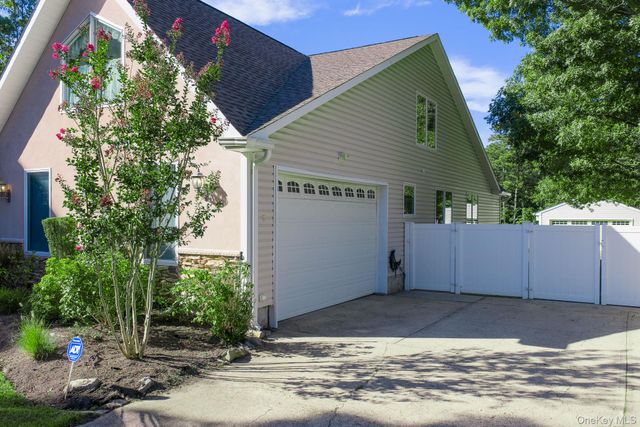 37 W Woodside Avenue, Patchogue, NY 11772