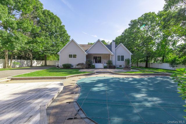 37 W Woodside Avenue, Patchogue, NY 11772