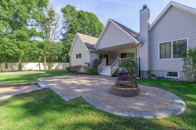37 W Woodside Avenue, Patchogue, NY 11772
