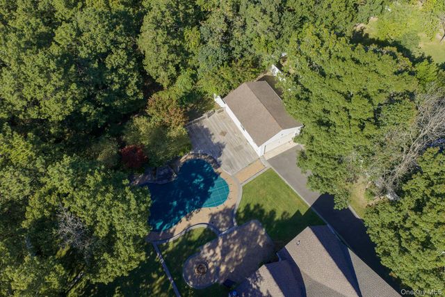 37 W Woodside Avenue, Patchogue, NY 11772