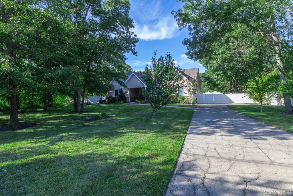 37 W Woodside Avenue, Patchogue, NY 11772 — photo 2