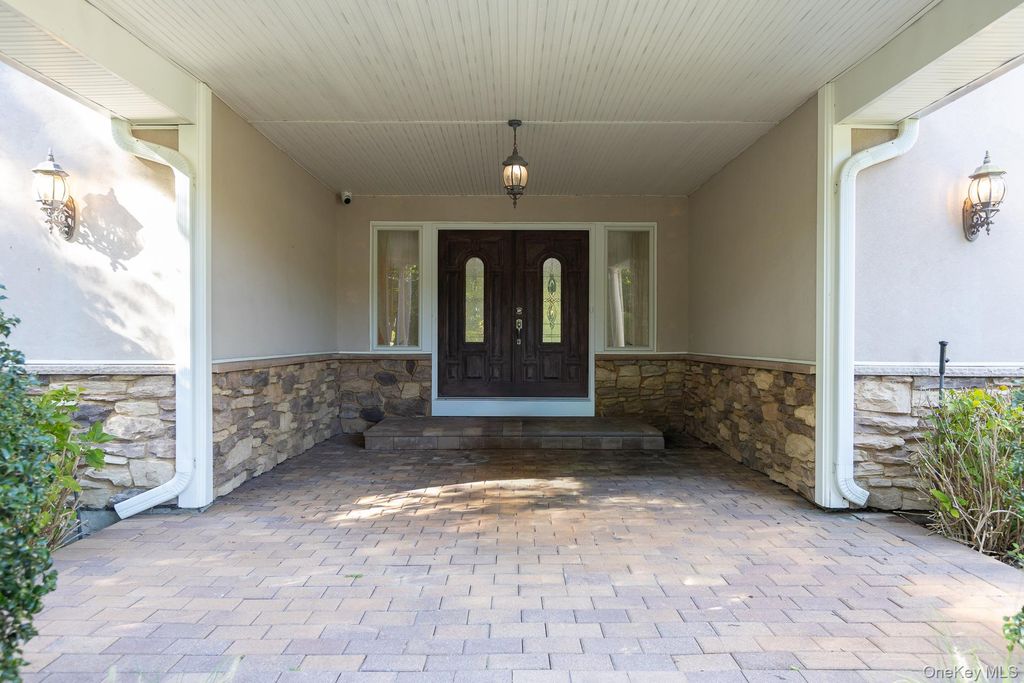 37 W Woodside Avenue, Patchogue, NY 11772 — photo 5
