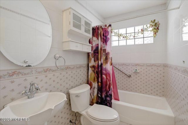 20 Hutchinson Drive, Port Monmouth, NJ 07758