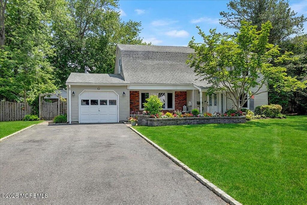 20 Hutchinson Drive, Port Monmouth, NJ 07758