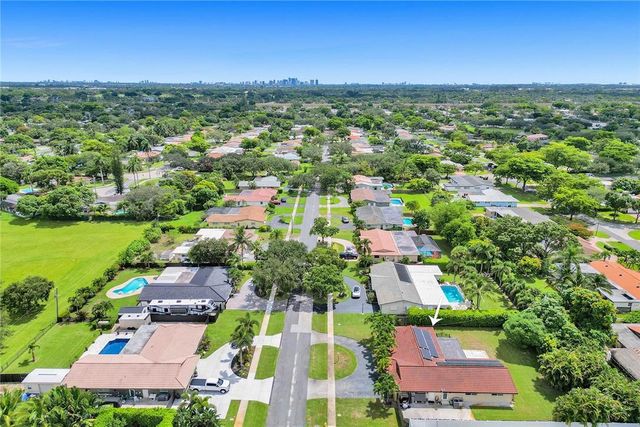 5760 SW 7th Street, Plantation, FL 33317