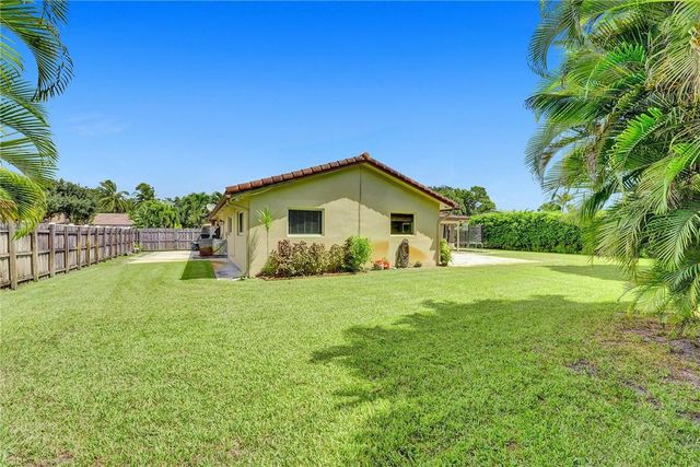 5760 SW 7th Street, Plantation, FL 33317