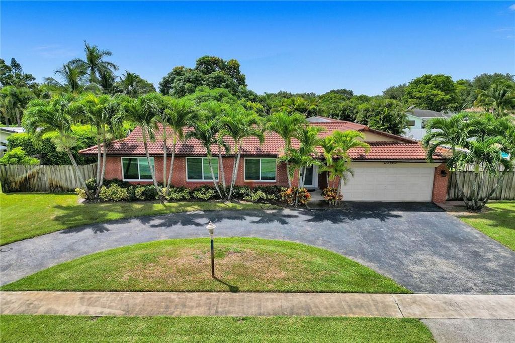 5760 SW 7th Street, Plantation, FL 33317