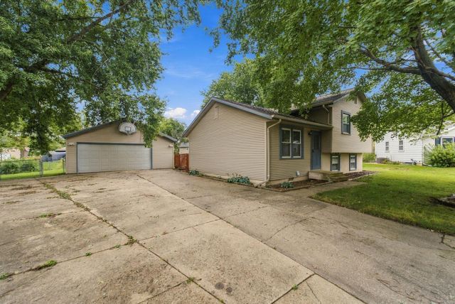 1221 Calumett Drive, Cedar Falls, IA 50613