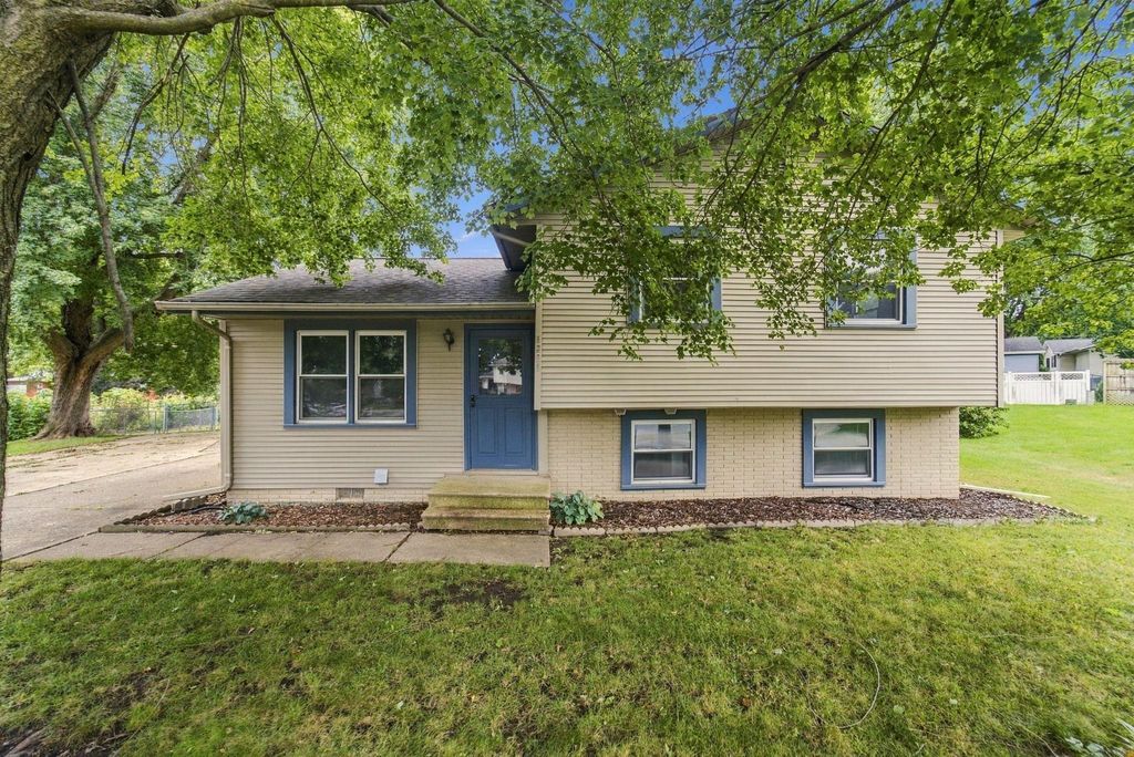 1221 Calumett Drive, Cedar Falls, IA 50613