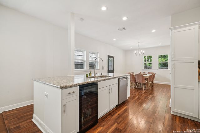 1139 W Russell Pl, San Antonio, TX 78201