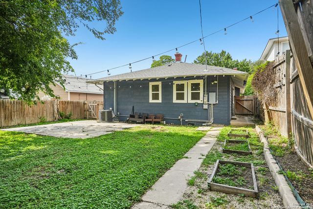 1139 W Russell Pl, San Antonio, TX 78201