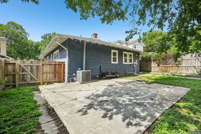 1139 W Russell Pl, San Antonio, TX 78201