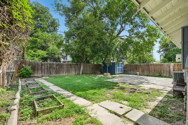 1139 W Russell Pl, San Antonio, TX 78201