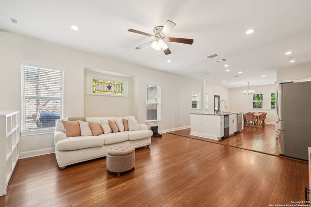 1139 W Russell Pl, San Antonio, TX 78201