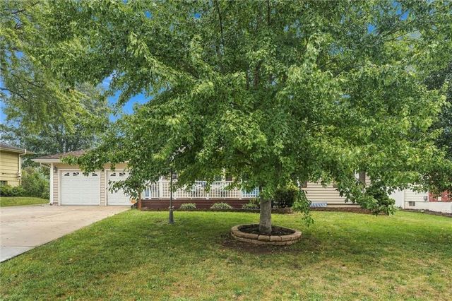 303 SW Marion Lane, Lee's Summit, MO 64081