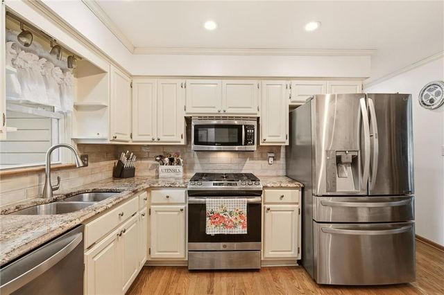 303 SW Marion Lane, Lee's Summit, MO 64081